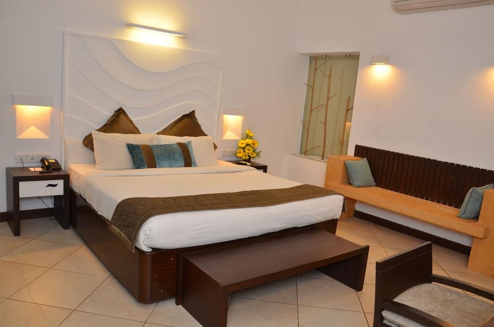 Sonesta Inns Beach Resort - Candolim Beach Экстерьер фото